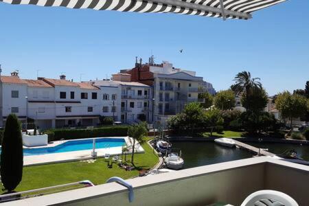 PORT SOTAVENT 2C - Apartamento en la Marina de Empuriabrava - piscina comunitaria, - parking - vistas al canal - cerca centro y playa Exterior foto