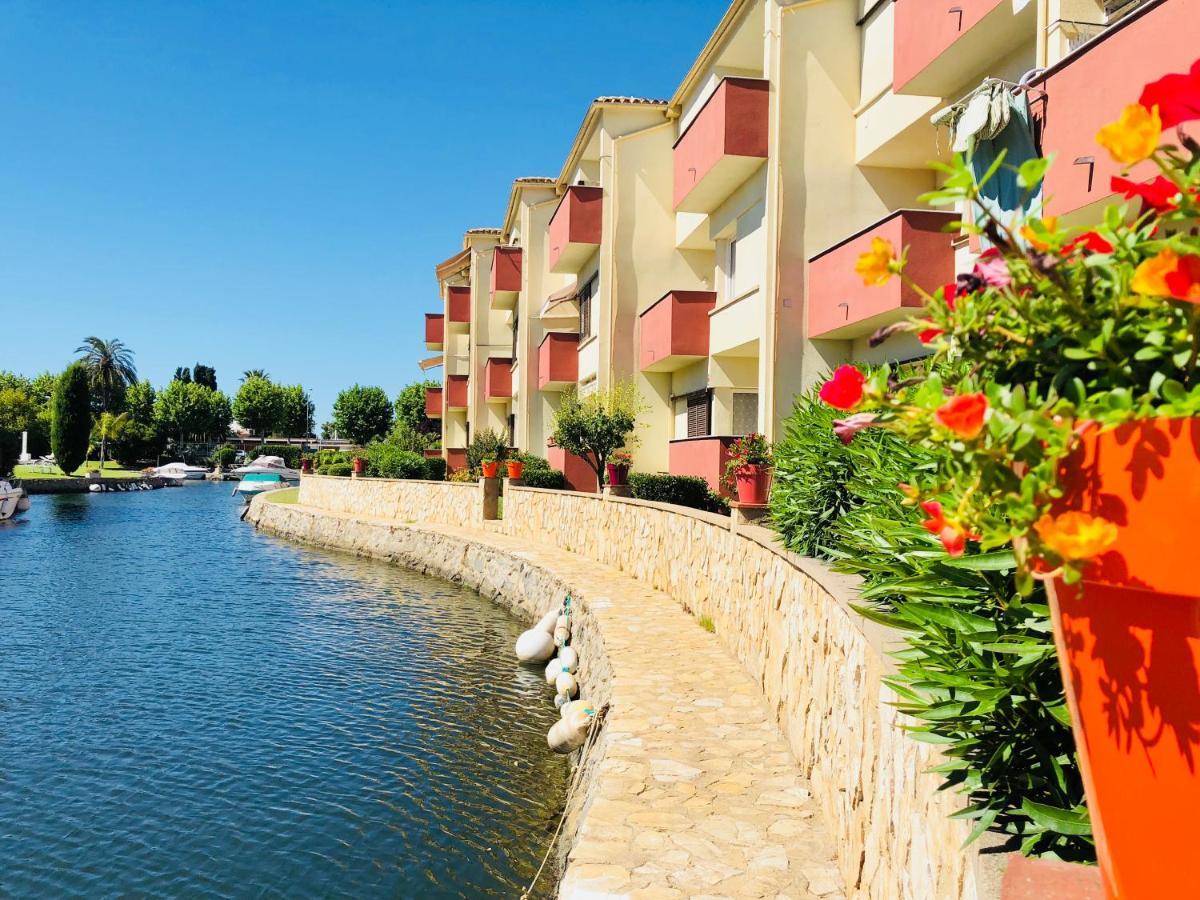 PORT SOTAVENT 2C - Apartamento en la Marina de Empuriabrava - piscina comunitaria, - parking - vistas al canal - cerca centro y playa Exterior foto