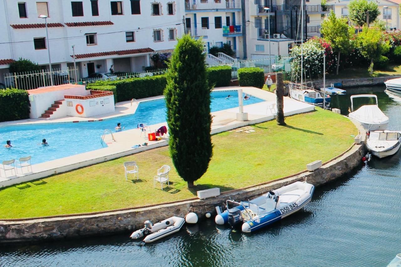 PORT SOTAVENT 2C - Apartamento en la Marina de Empuriabrava - piscina comunitaria, - parking - vistas al canal - cerca centro y playa Exterior foto